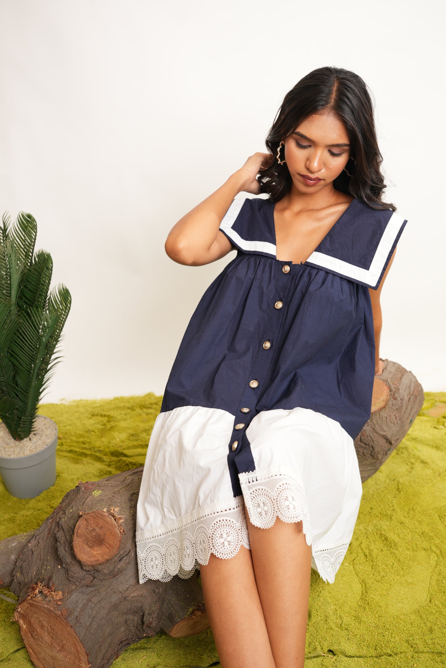WHITE AND BLUE CONTRAST SHIRT DRESS WITH LACE DETAILING