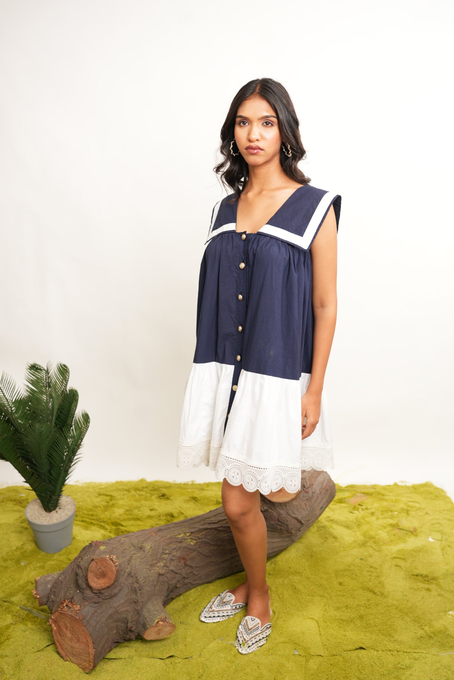 WHITE AND BLUE CONTRAST SHIRT DRESS WITH LACE DETAILING