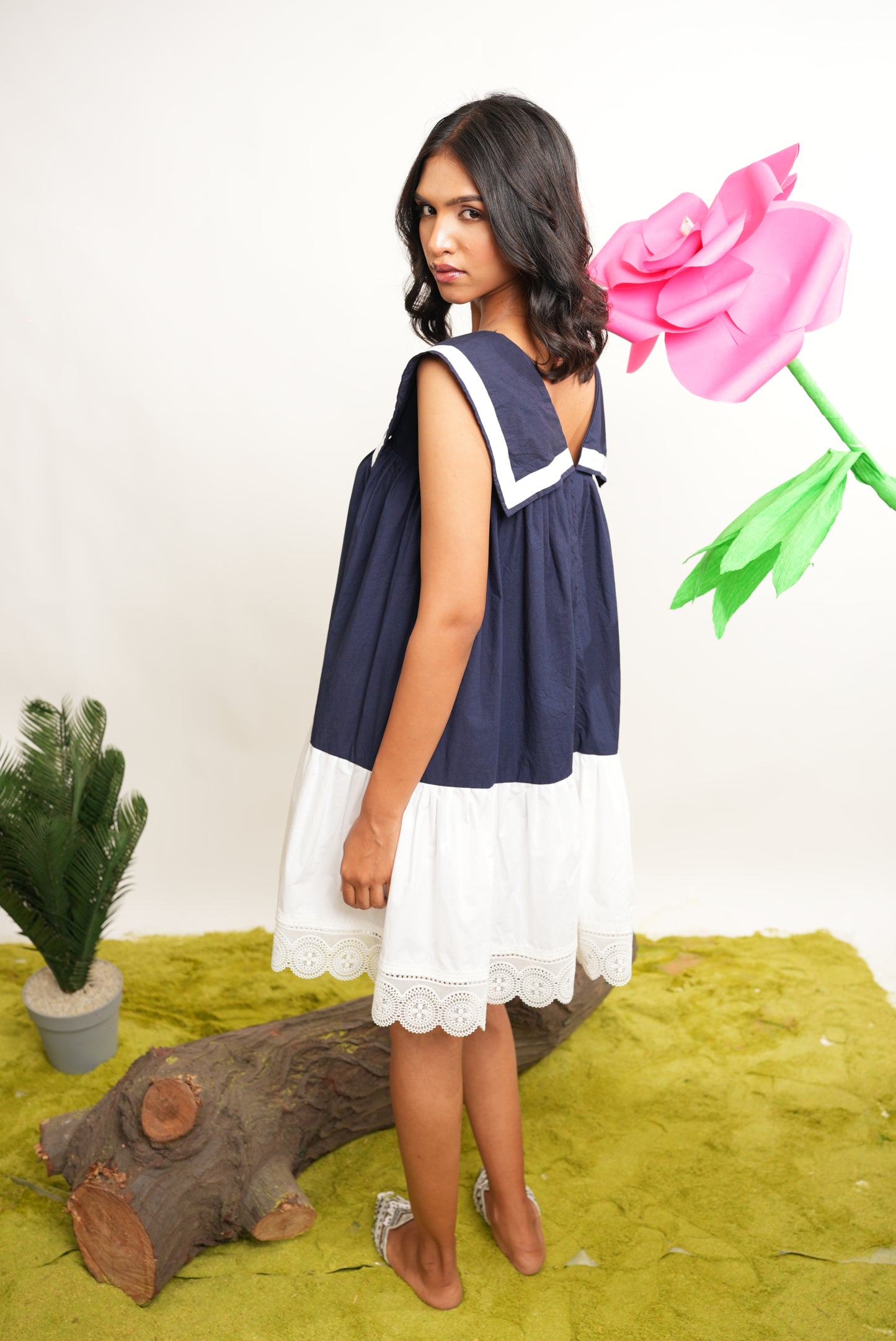 WHITE AND BLUE CONTRAST SHIRT DRESS WITH LACE DETAILING